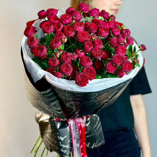 Красная кустовая пионовидная роза