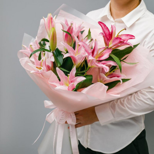 Розовая лилия