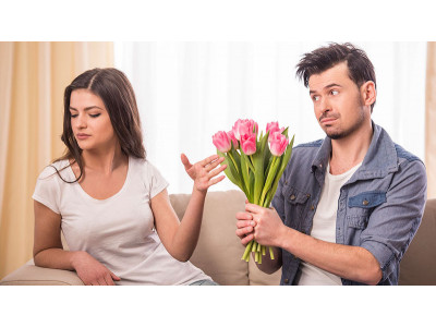 Зачем бывший парень дарит цветы: принимать или нет